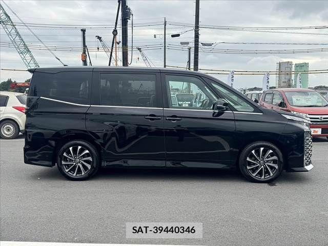 Toyota VOXY 2023-02 7880358-11