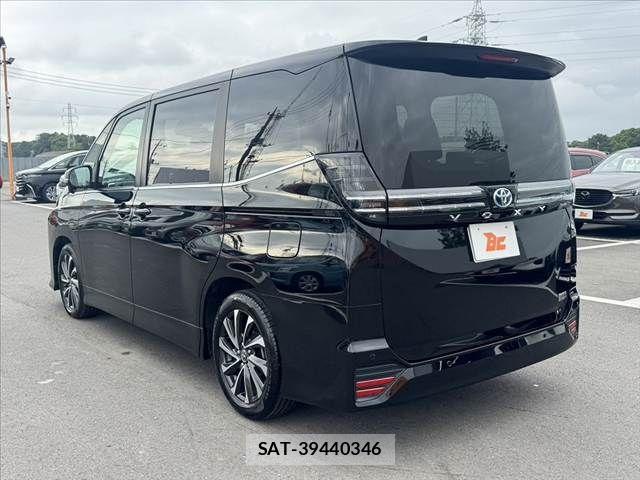 Toyota VOXY 2023-02 7880358-12