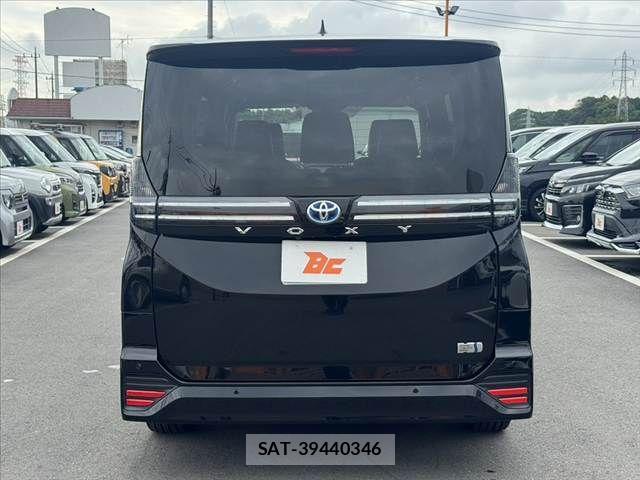 Toyota VOXY 2023-02 7880358-13