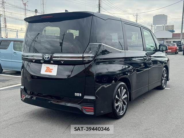 Toyota VOXY 2023-02 7880358-14