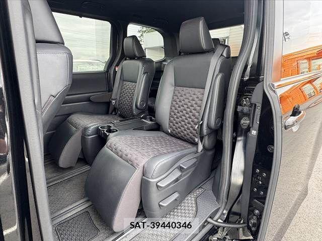 Toyota VOXY 2023-02 7880358-17