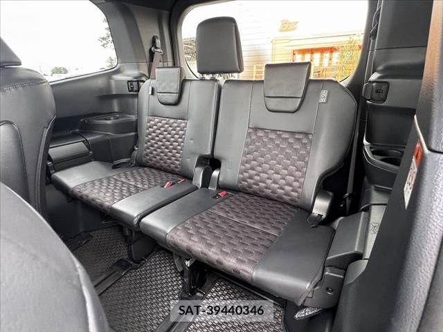 Toyota VOXY 2023-02 7880358-18