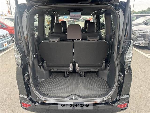 Toyota VOXY 2023-02 7880358-19