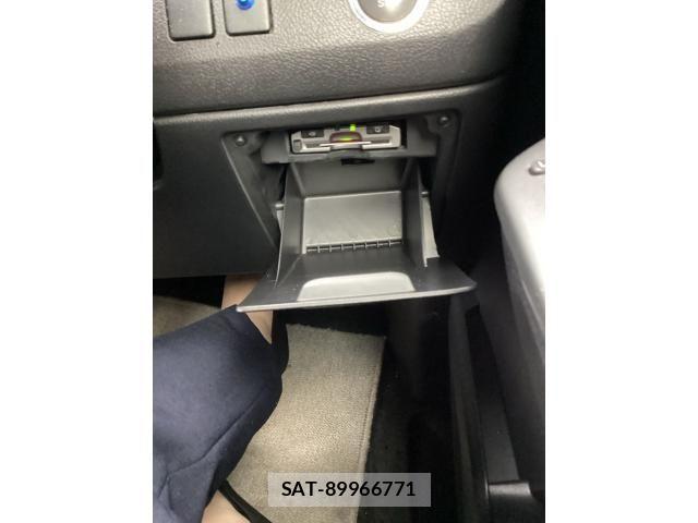 Toyota VOXY 2011-11 7880399-17