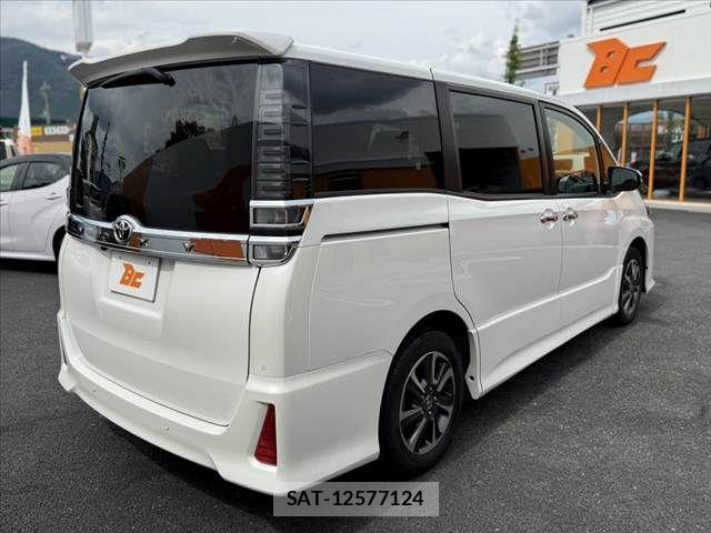Toyota VOXY 2021-04 7880363-14
