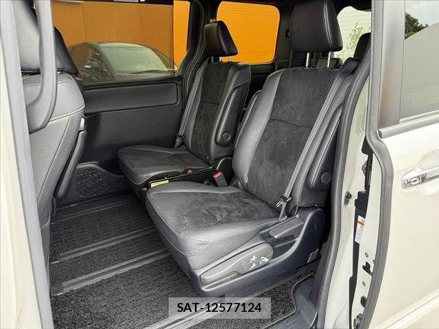 Toyota VOXY 2021-04 7880363-17