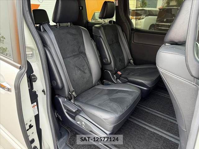 Toyota VOXY 2021-04 7880363-19