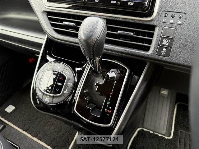 Toyota VOXY 2021-04 7880363-25