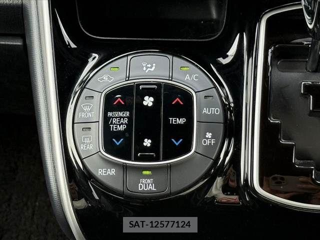 Toyota VOXY 2021-04 7880363-26