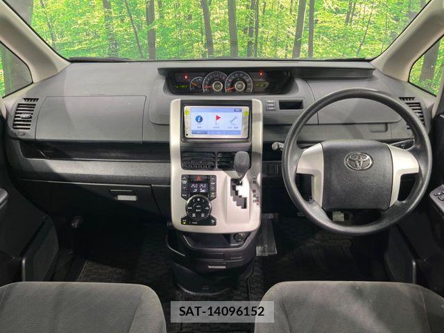 Toyota VOXY 2012-01 7880397-1