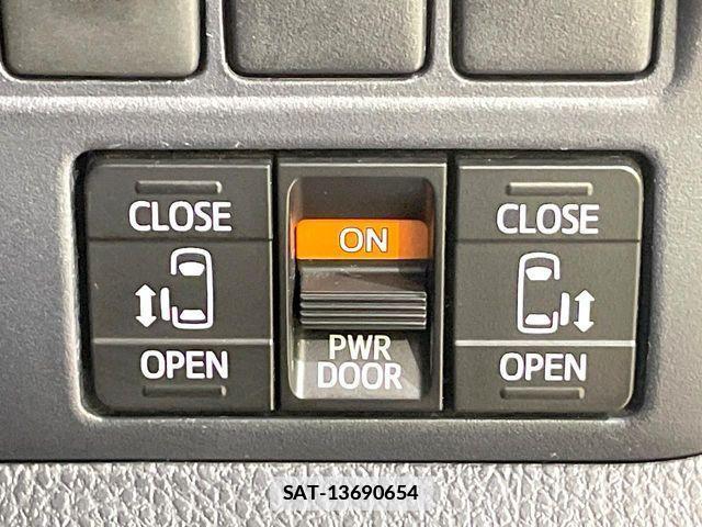 Toyota VOXY 2015-08 7880386-3