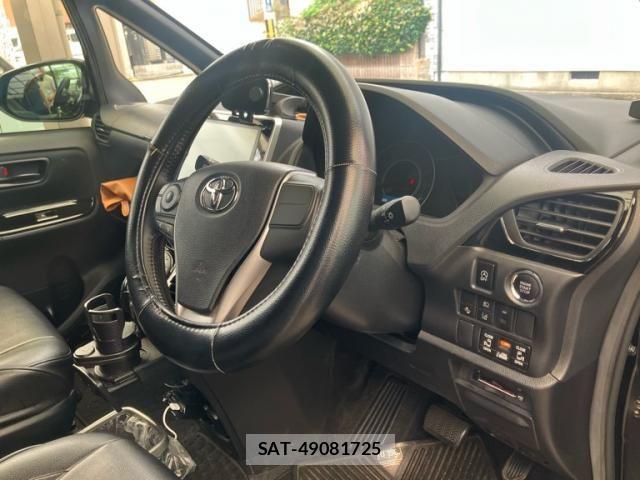 Toyota VOXY 2017-08 7880377-11