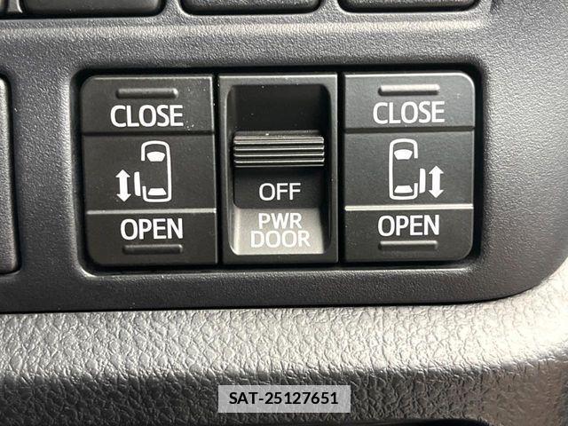 Toyota VOXY 2017-08 7903604-4