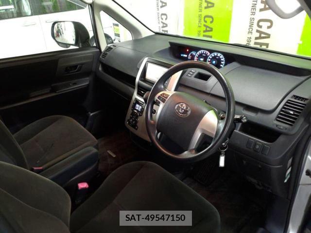 Toyota VOXY 2011-06 7903606-2