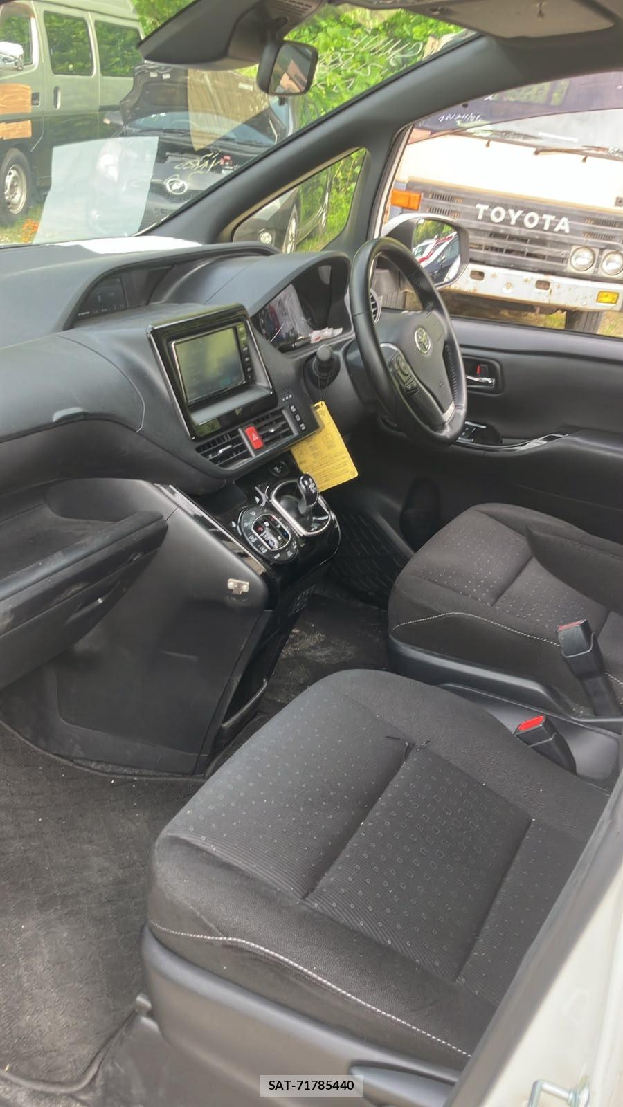 Toyota VOXY 2019-04 7175241-10