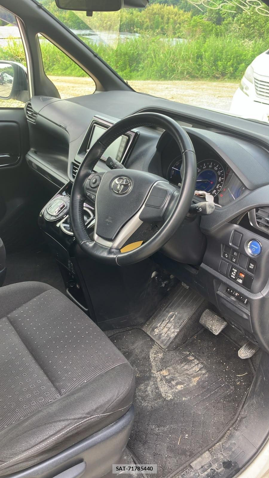 Toyota VOXY 2019-04 7175241-11