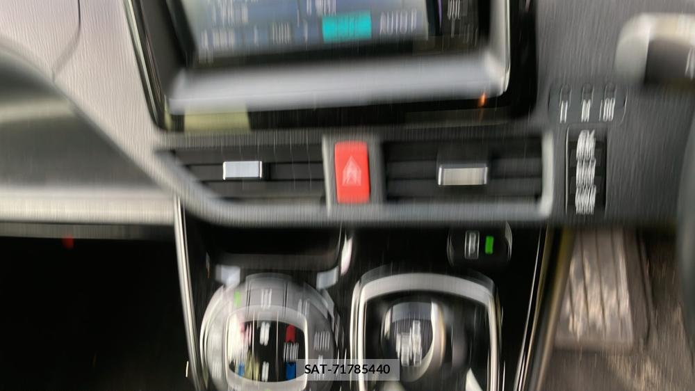 Toyota VOXY 2019-04 7175241-16