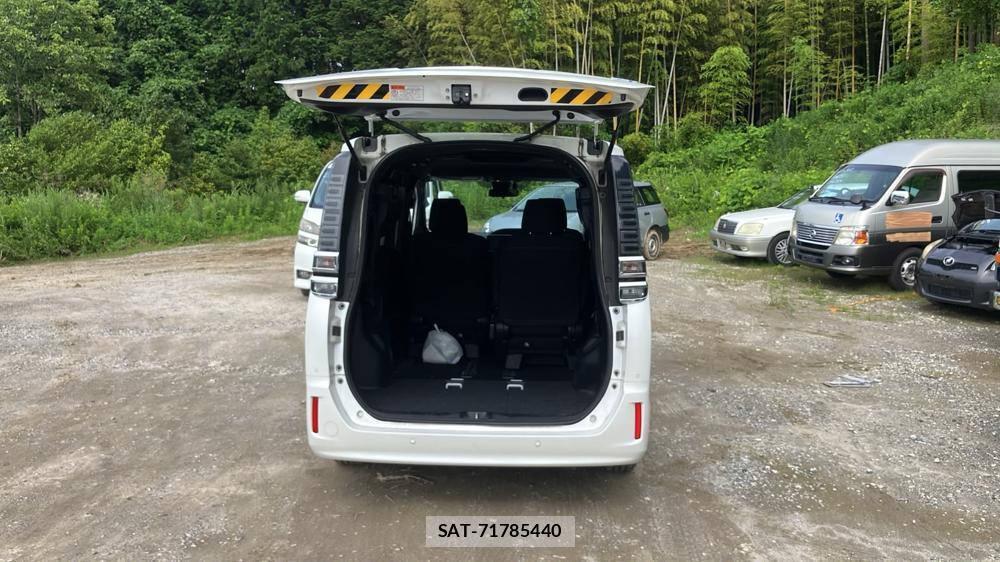 Toyota VOXY 2019-04 7175241-22