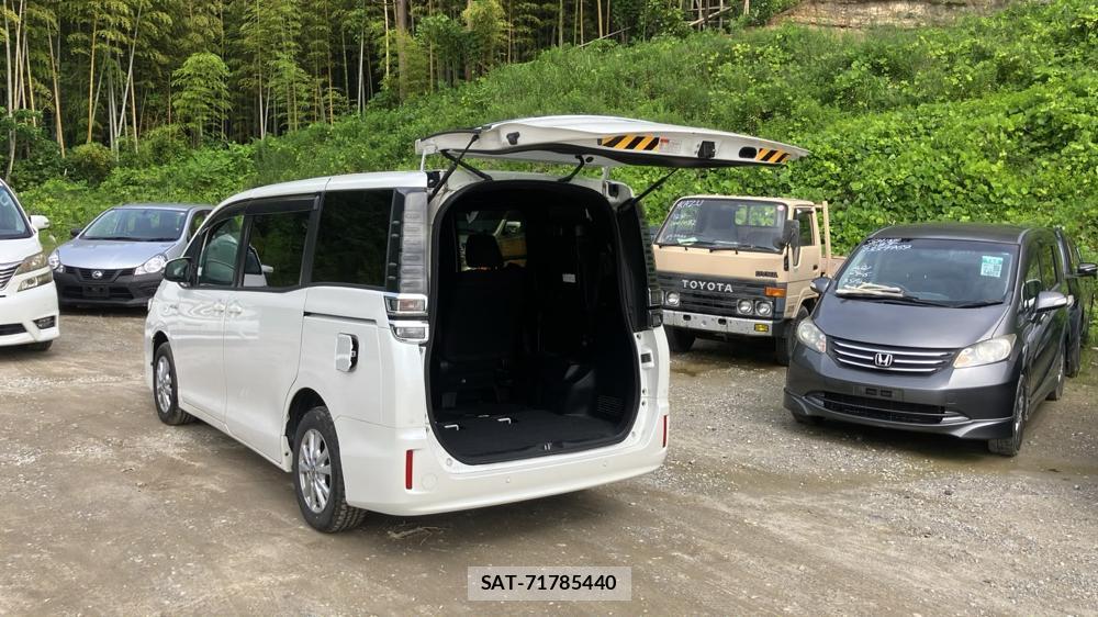 Toyota VOXY 2019-04 7175241-2