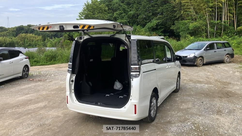 Toyota VOXY 2019-04 7175241-4