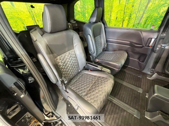 Toyota VOXY 2023-12 7964329-9