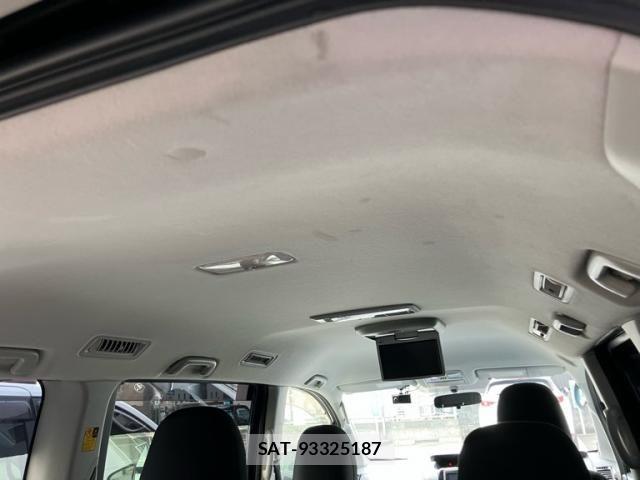 Toyota VOXY 2011-08 7964353-11