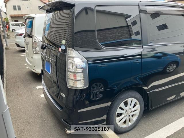 Toyota VOXY 2011-08 7964353-8