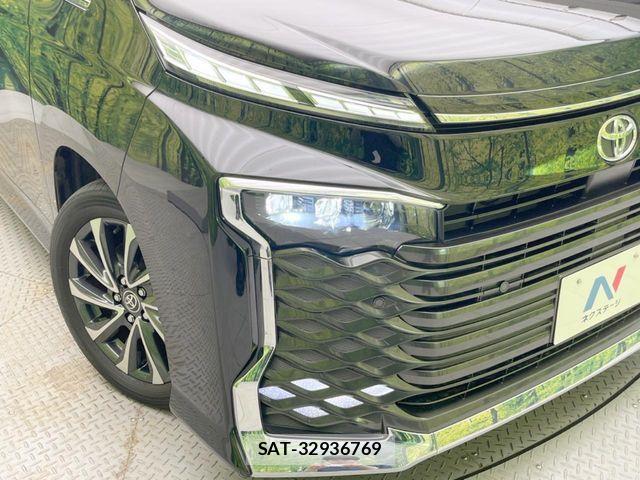 Toyota VOXY 2023-04 7964327-12