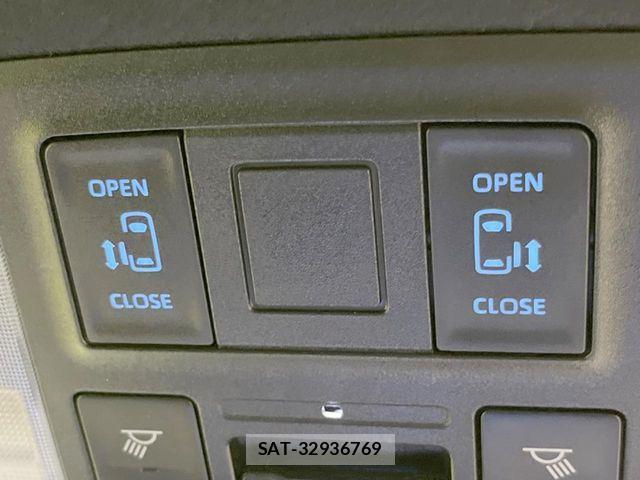 Toyota VOXY 2023-04 7964327-2