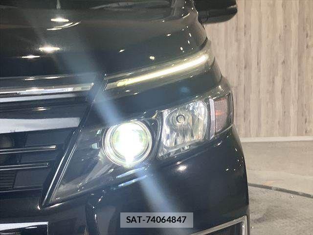 Toyota VOXY 2016-09 7964348-11