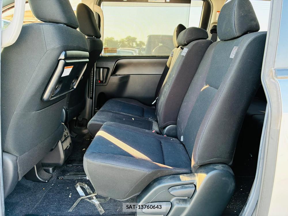 Toyota VOXY 2019-06 7831343-9