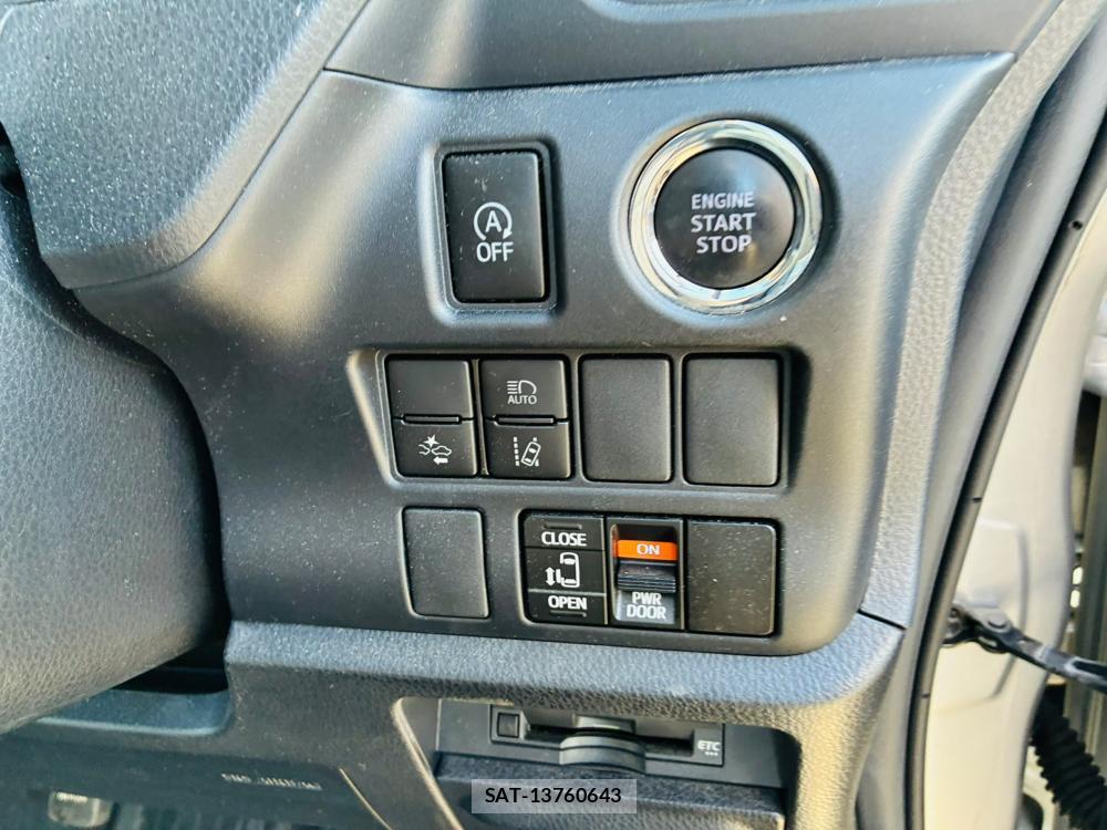 Toyota VOXY 2019-06 7831343-16
