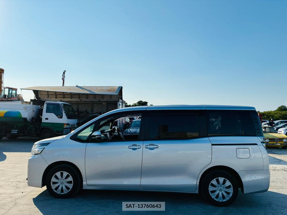 Toyota VOXY 2019-06 7831343-1