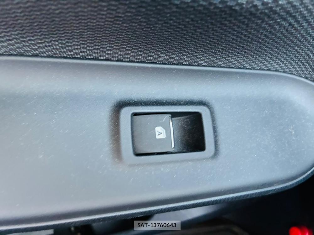 Toyota VOXY 2019-06 7831343-23