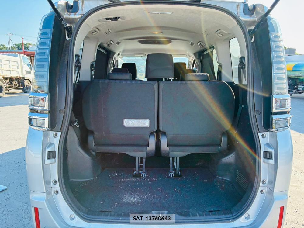 Toyota VOXY 2019-06 7831343-25