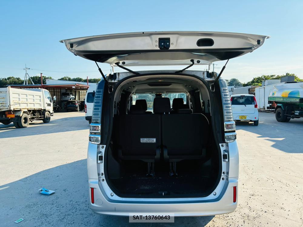 Toyota VOXY 2019-06 7831343-26