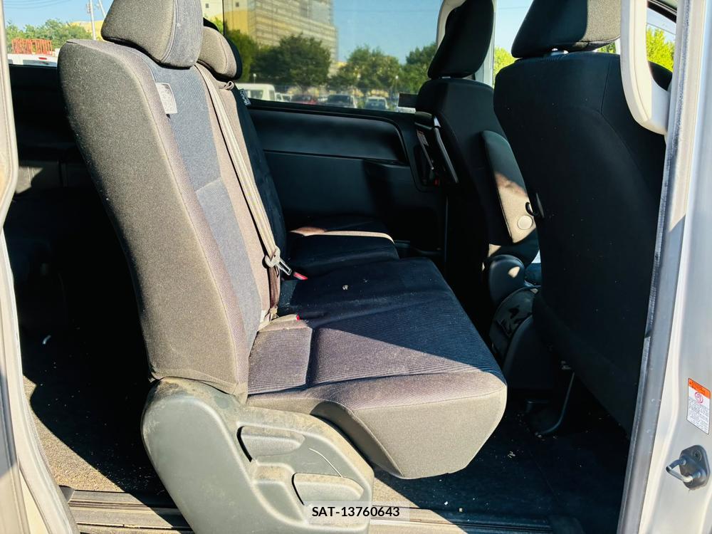 Toyota VOXY 2019-06 7831343-8