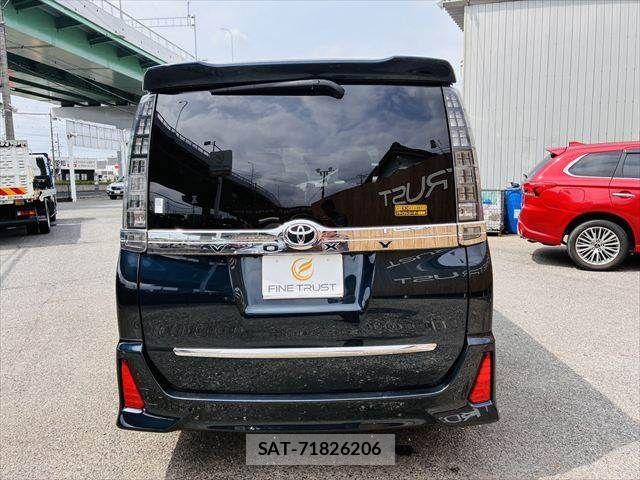 Toyota VOXY 2014-04 7964349-19