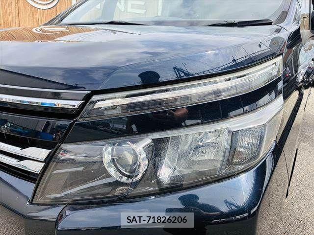 Toyota VOXY 2014-04 7964349-22