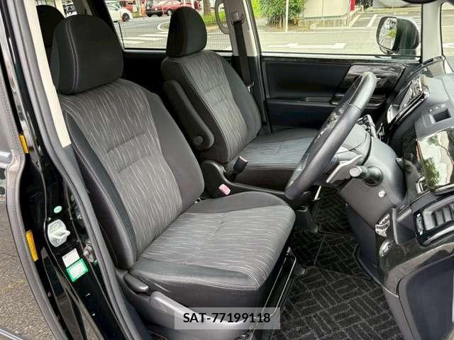 Toyota VOXY 2012-11 7964352-9