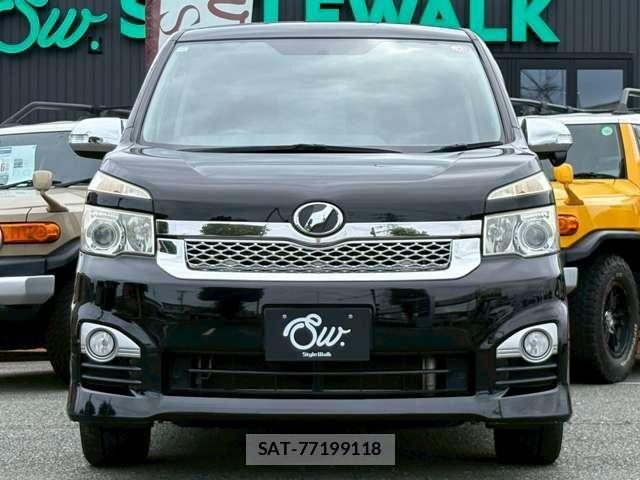 Toyota VOXY 2012-11 7964352-1