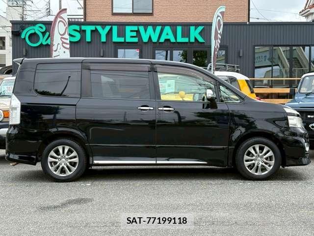 Toyota VOXY 2012-11 7964352-3
