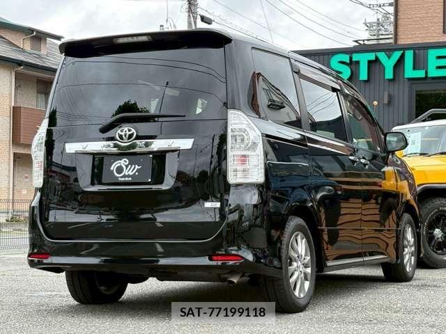 Toyota VOXY 2012-11 7964352-4