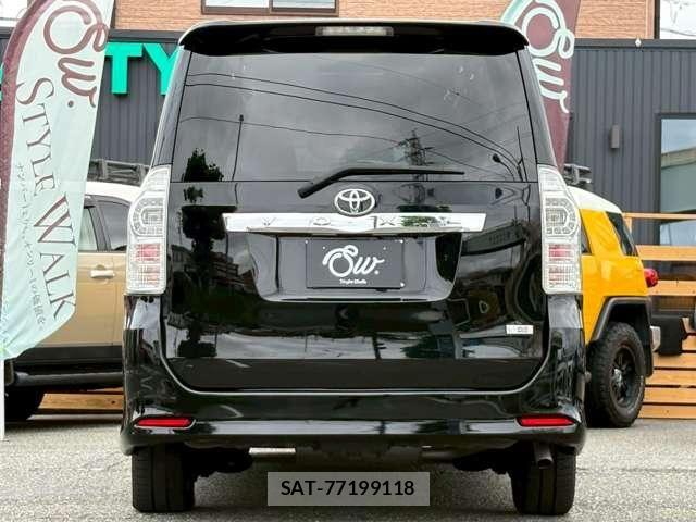Toyota VOXY 2012-11 7964352-5