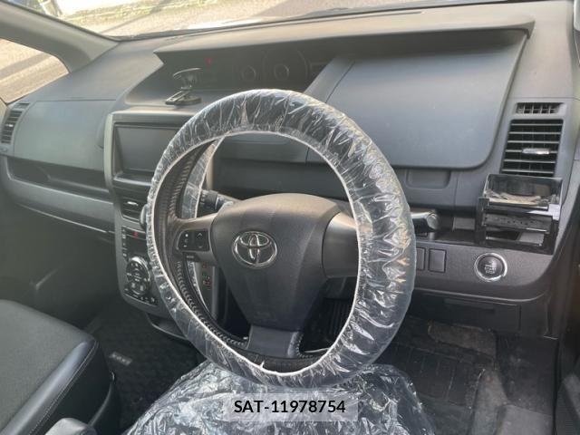 Toyota VOXY 2013-10 7964351-10