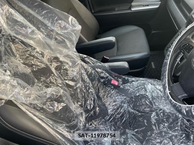 Toyota VOXY 2013-10 7964351-11