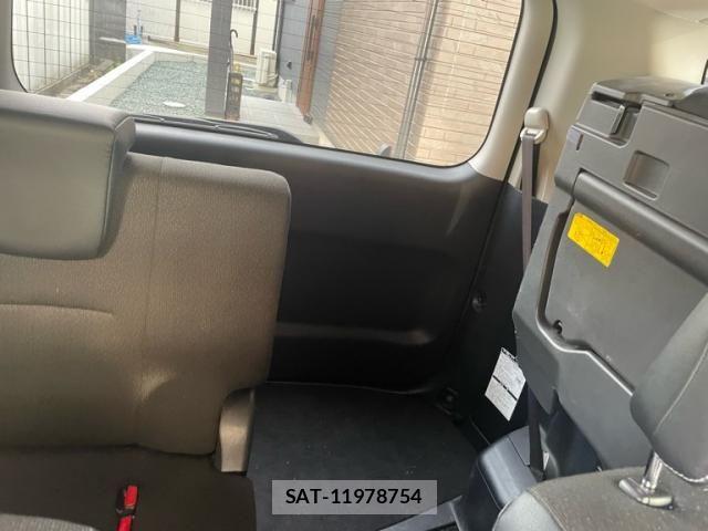 Toyota VOXY 2013-10 7964351-13