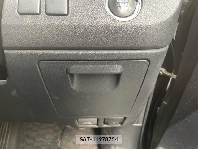 Toyota VOXY 2013-10 7964351-15