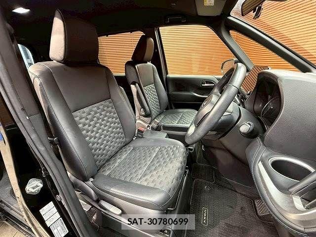 Toyota VOXY 2022-03 7964332-10