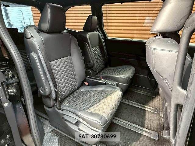 Toyota VOXY 2022-03 7964332-11
